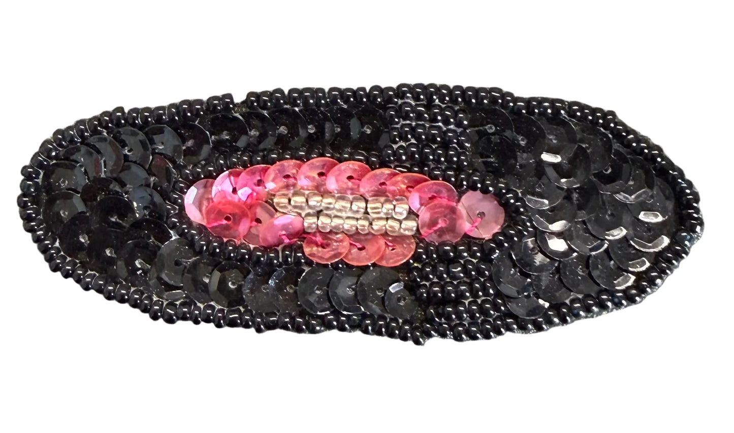 Negra de corchete con lentejuelas y cuentas con centro de fucsia y cuentas plateadas 3.25"