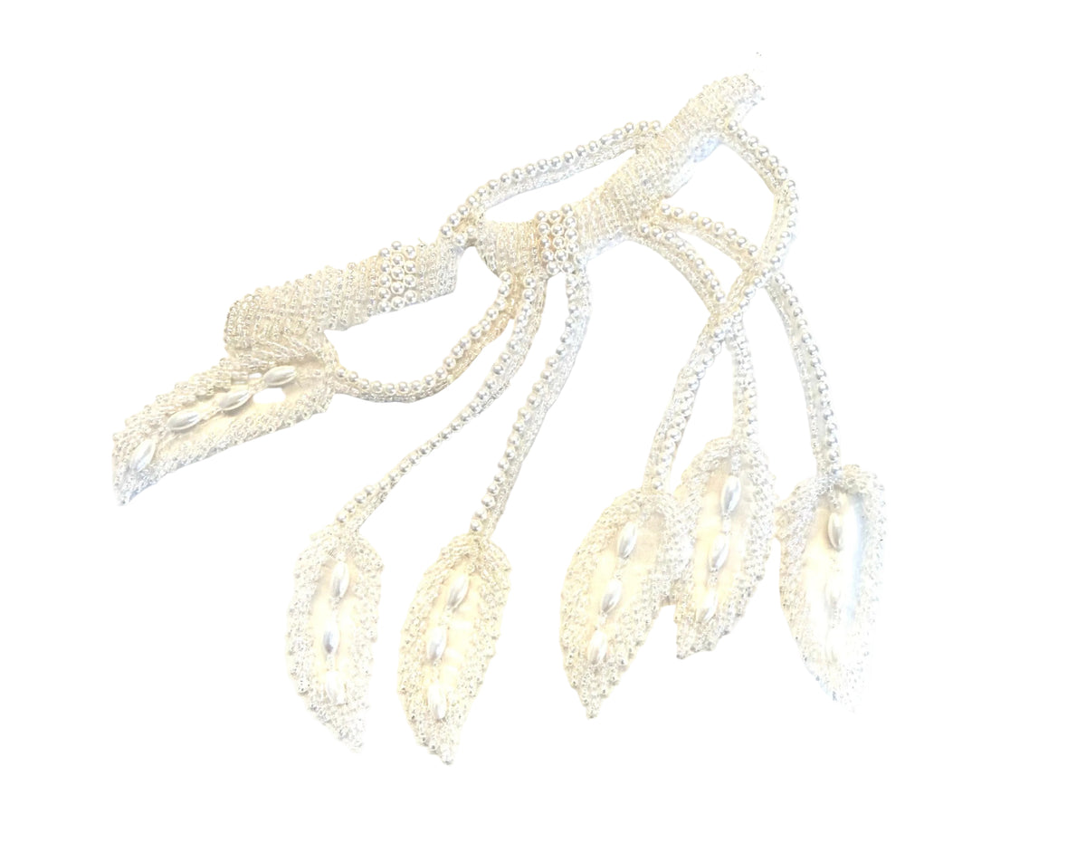 Diseño de hoja con abalorios blancos de plumas y perlas de 7 x 7 pulg.