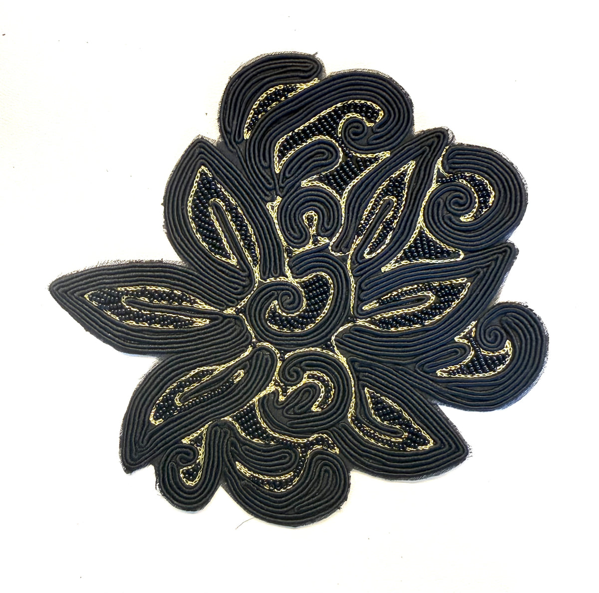 Diseñador Motivo Floral Trenzado Tela Negra con Oro 8" x 6.5"