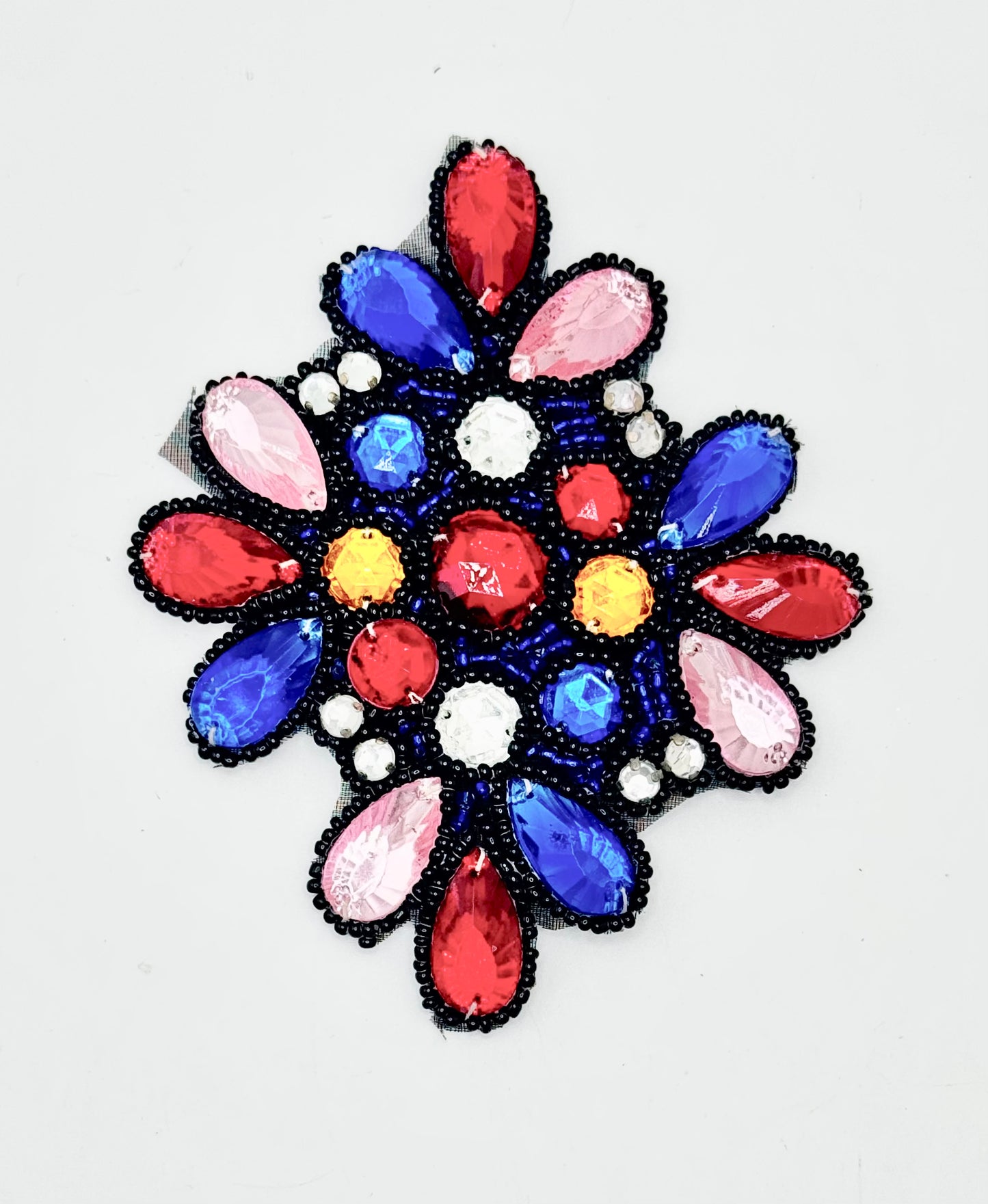 Pieza decorativa con diseño de motivos, pedrería multicolor y cuentas negras de 4.5" x 3.75"