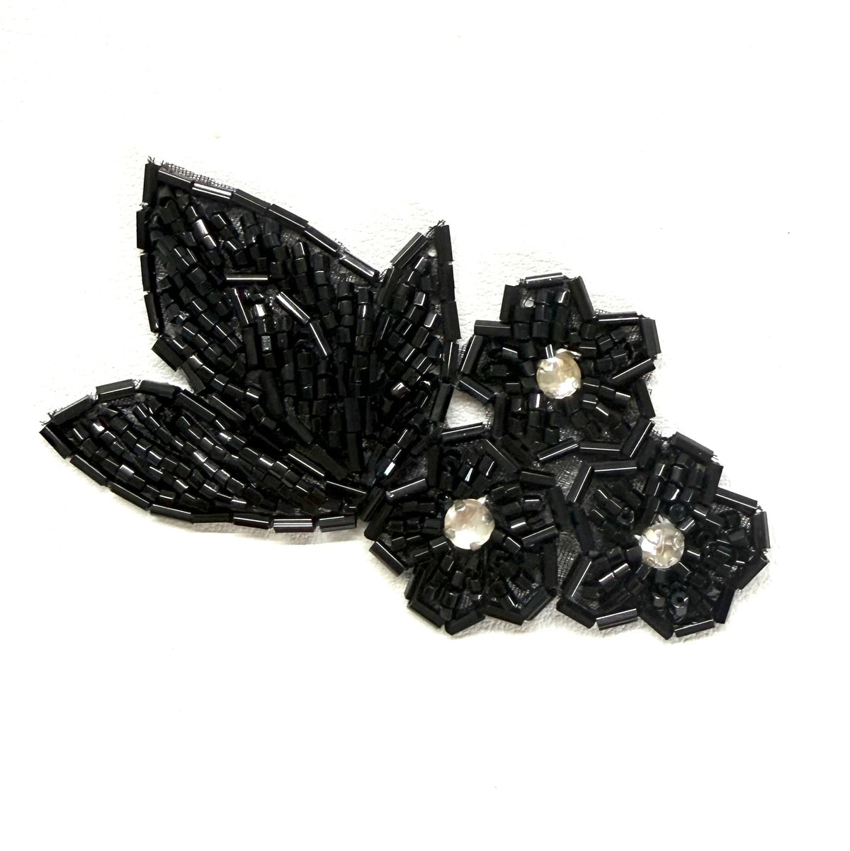 Flor Tres con Cuentas Negras y Tres Diamantes de Imitación 3.5” x 2”