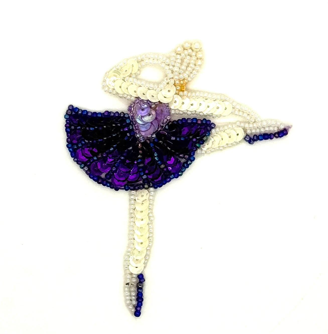 Bailarina con lentejuelas moradas y abalorios blancos 3.75" x 2.75"