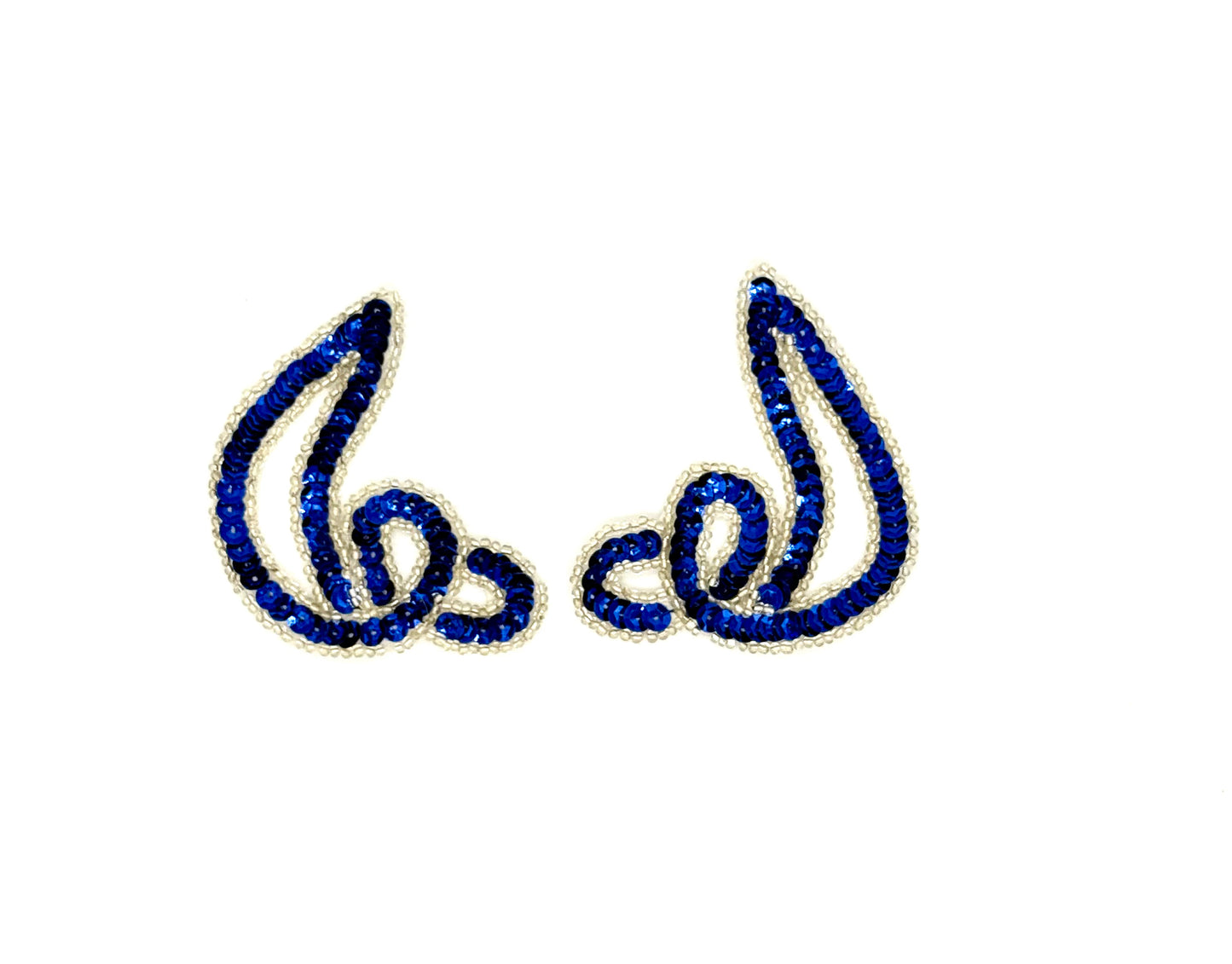 Diseño de remolino de motivo con lentejuelas azul real y cuentas plateadas 3.5”x 3”
