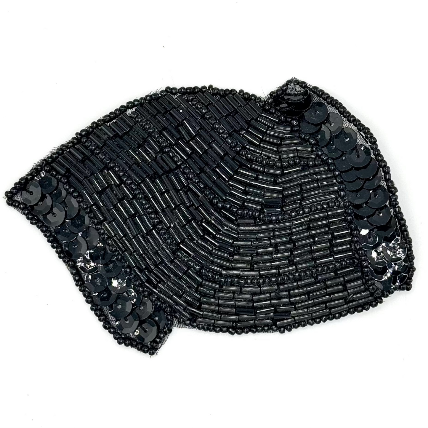 Motivo de diseñador con patrón ondulado, lentejuelas negras y abalorios de 4.5” x 3”
