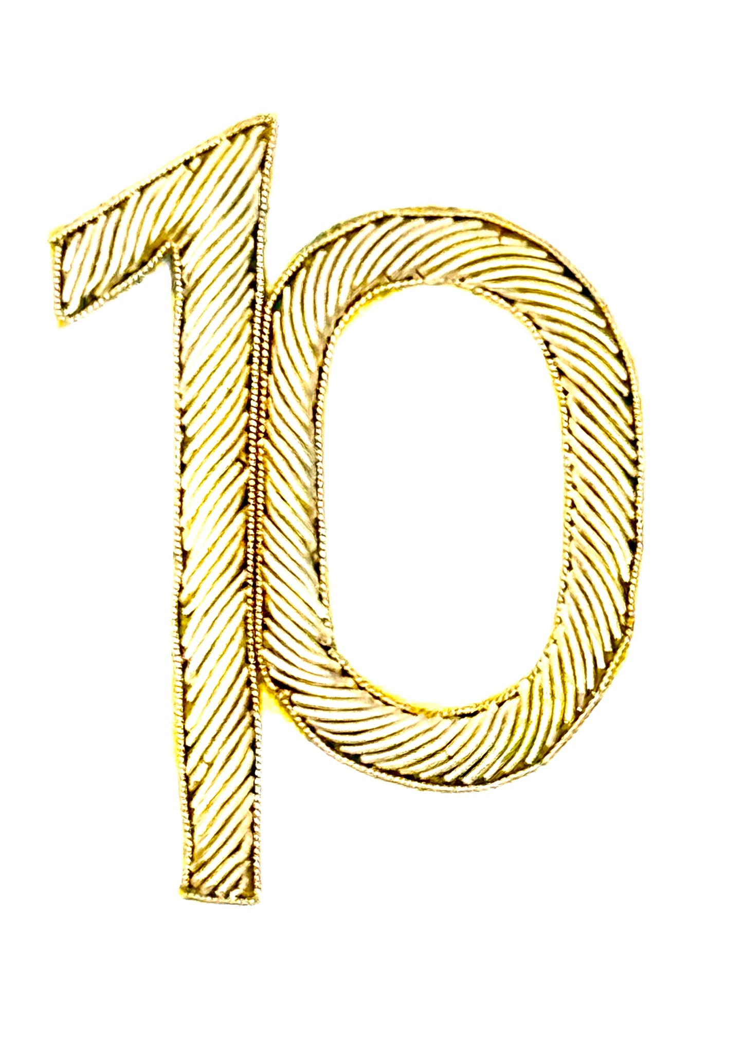 Número diez bordado en oro metálico, 2.5”x 2.5”