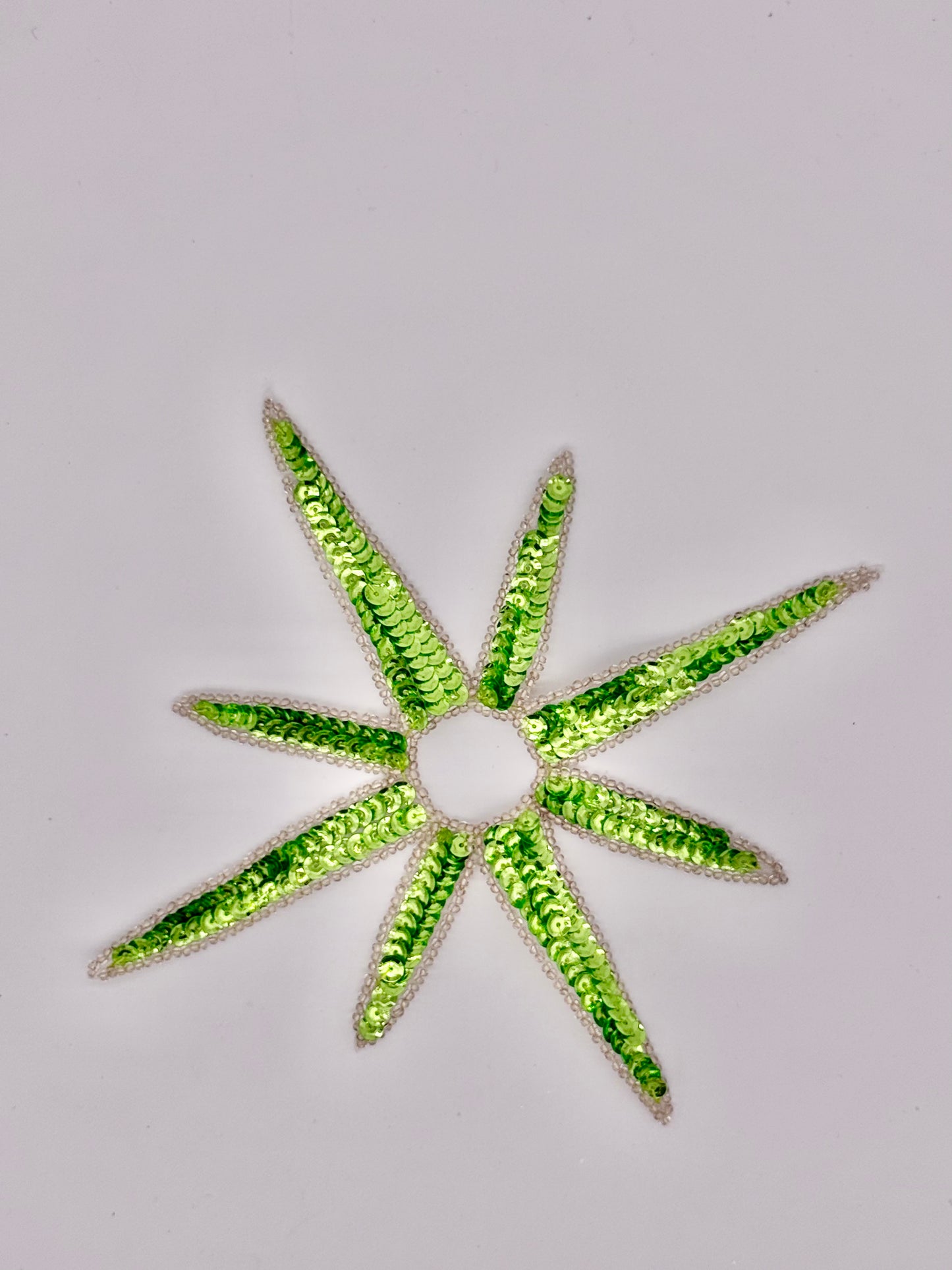 Diseño de estrella, círculo verde central, 7.5" x 7.5"