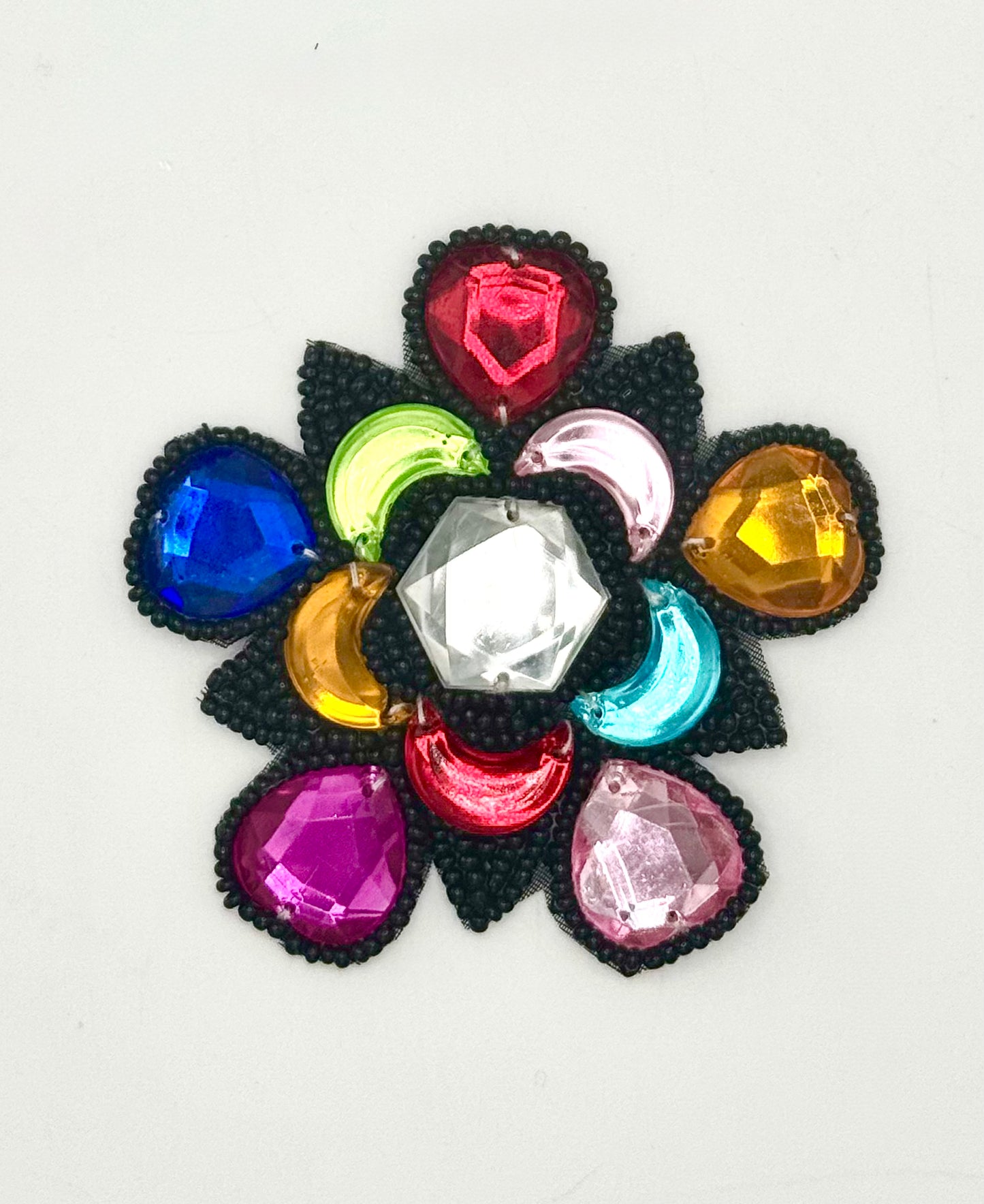 Diseño de motivo con piedras multicolor y cuentas negras con una piedra central transparente de 7,62 cm