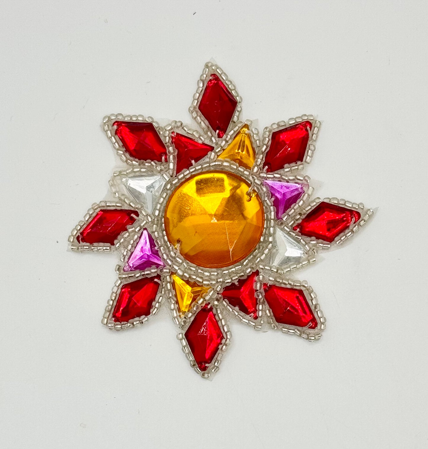 Motivo de diseñador de cuentas con pedrería roja, dorada, transparente, morada y negra y cuentas negras de 3.5" x 3.5"