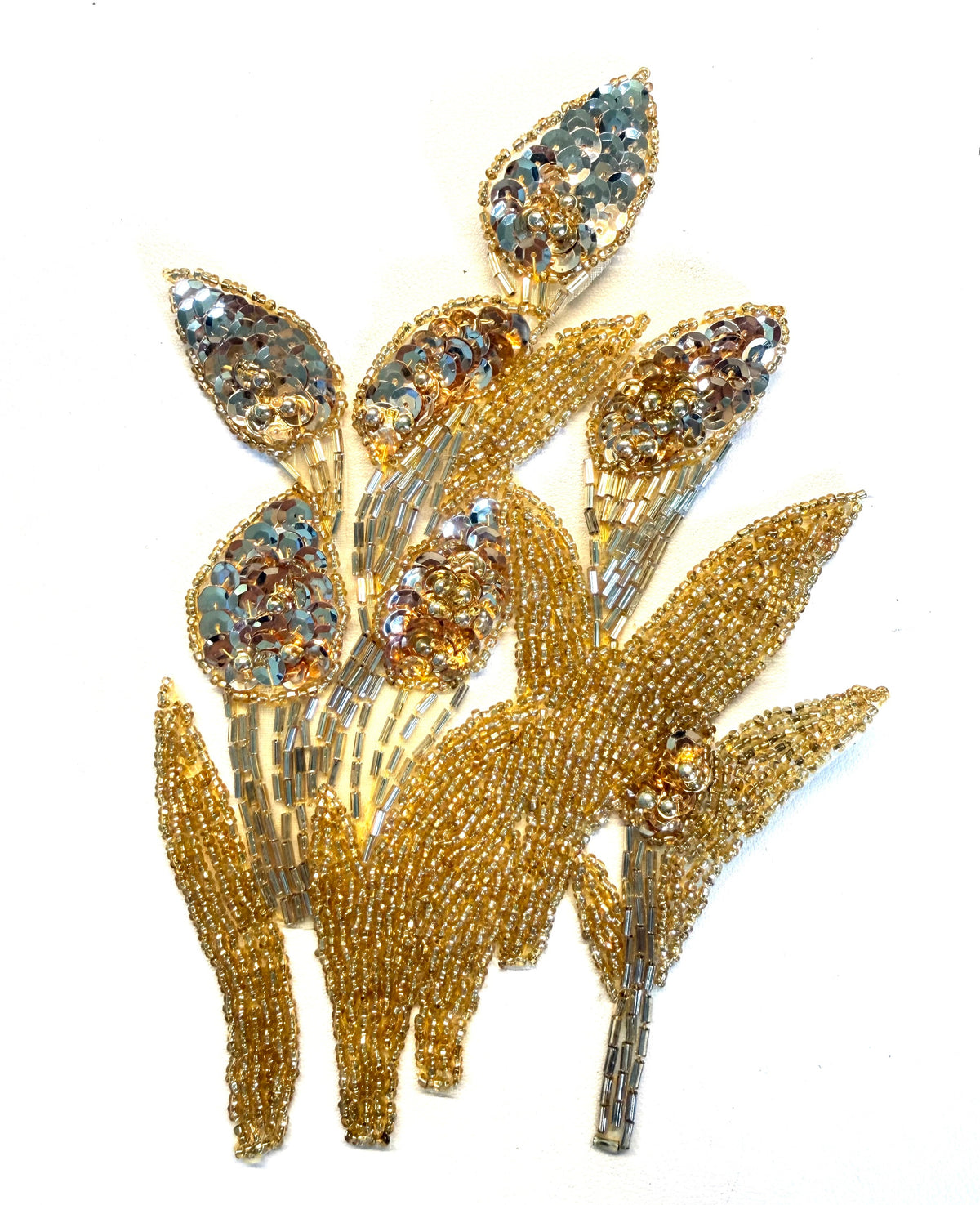 Flor con lentejuelas y abalorios dorados 16.5 cm x 21.6 cm