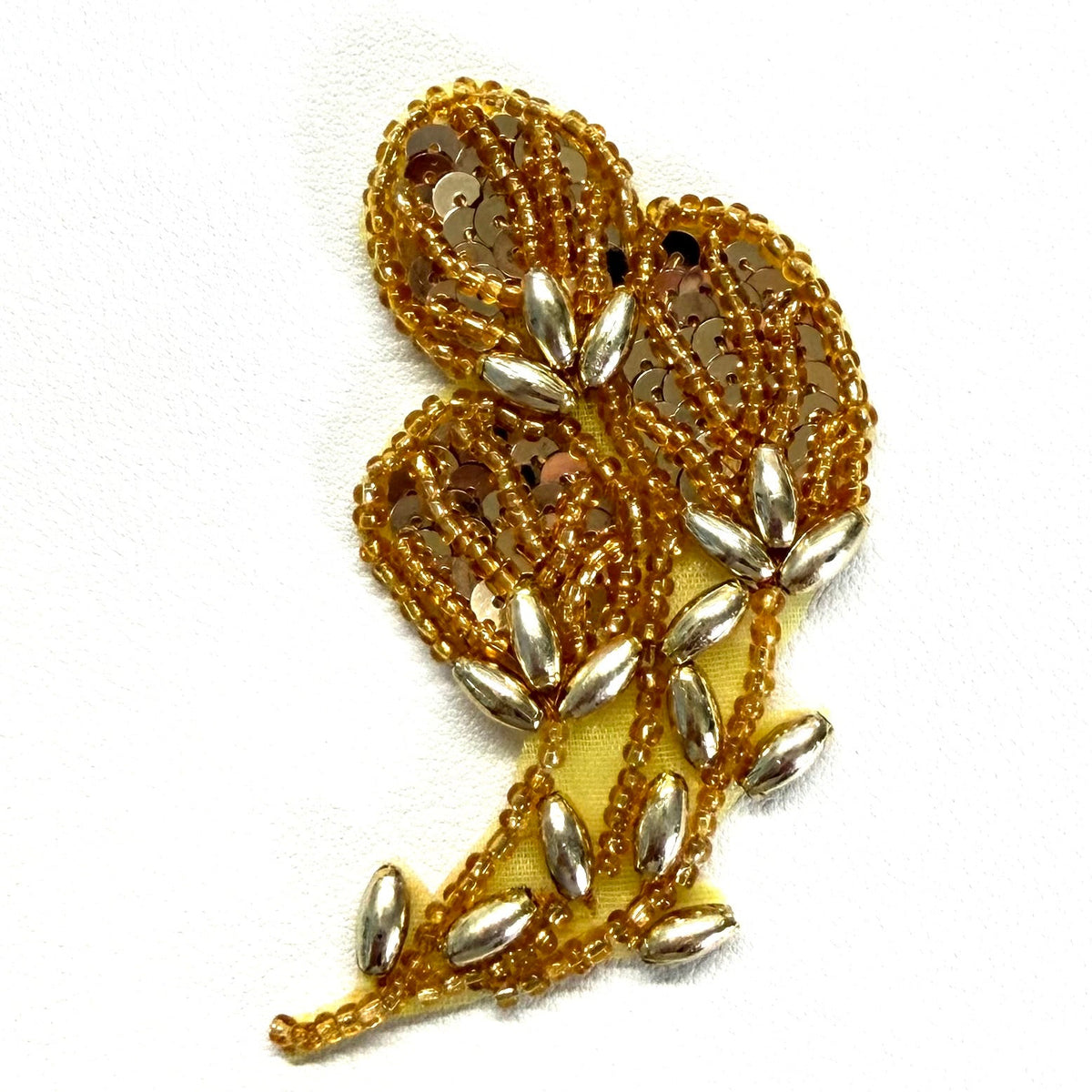Par de flores con cuentas doradas 1.5" x 3"