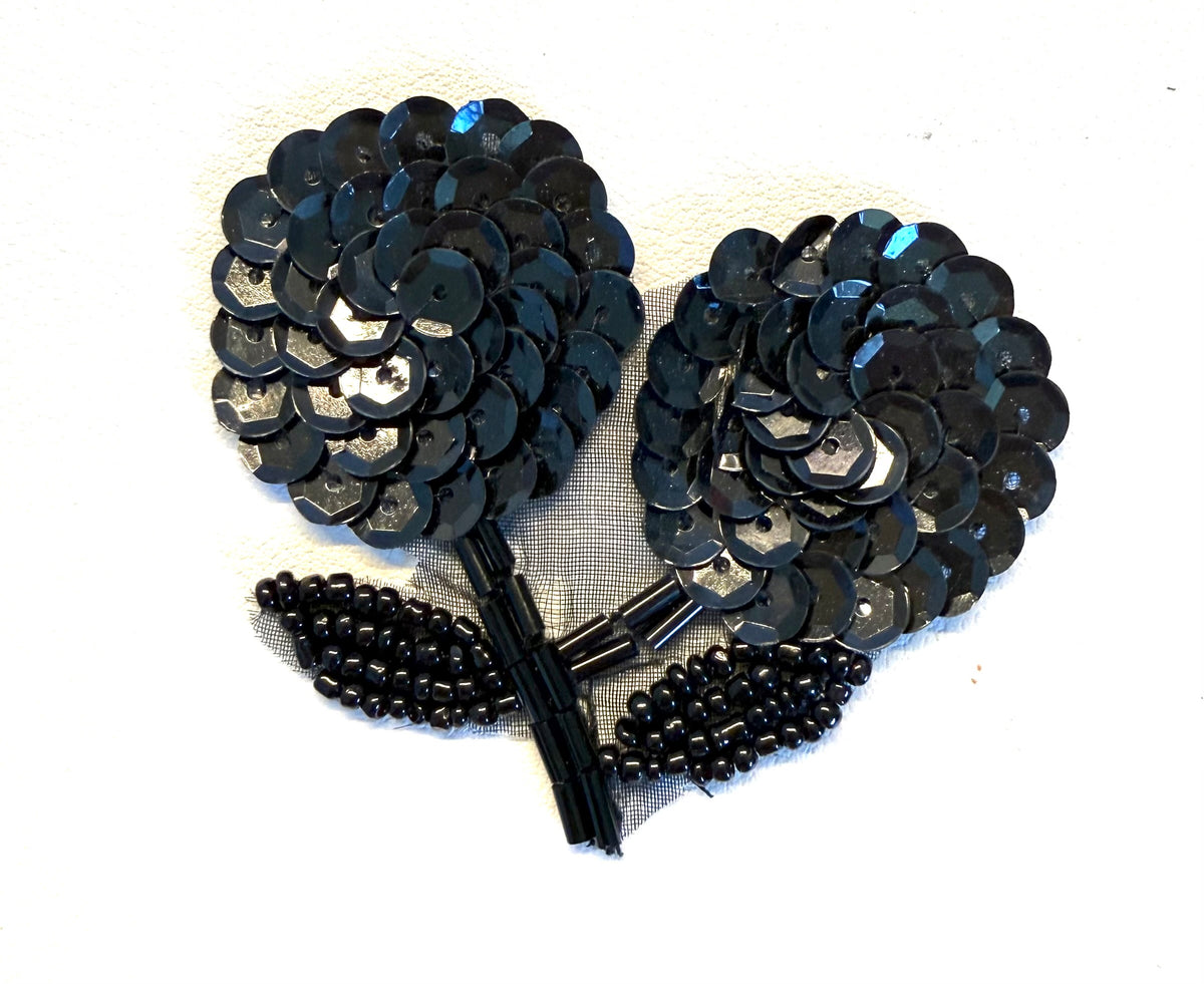 Flor con lentejuelas y abalorios negros 2" x 2.5"