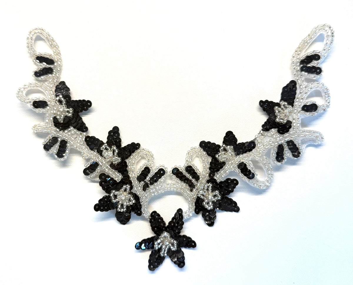 Escote Floral Hecho de Lentejuelas Negras, Cuentas Plateadas y Diamantes de Imitación 25.4 cm x 22.86 cm