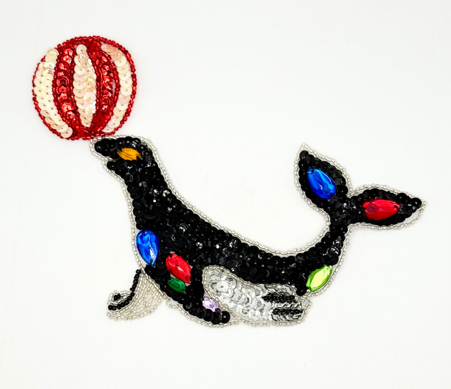Foca con aplique de bola - Lentejuelas/Cuentas/Diamantes de imitación multicolores - 5.75" x 4.75"