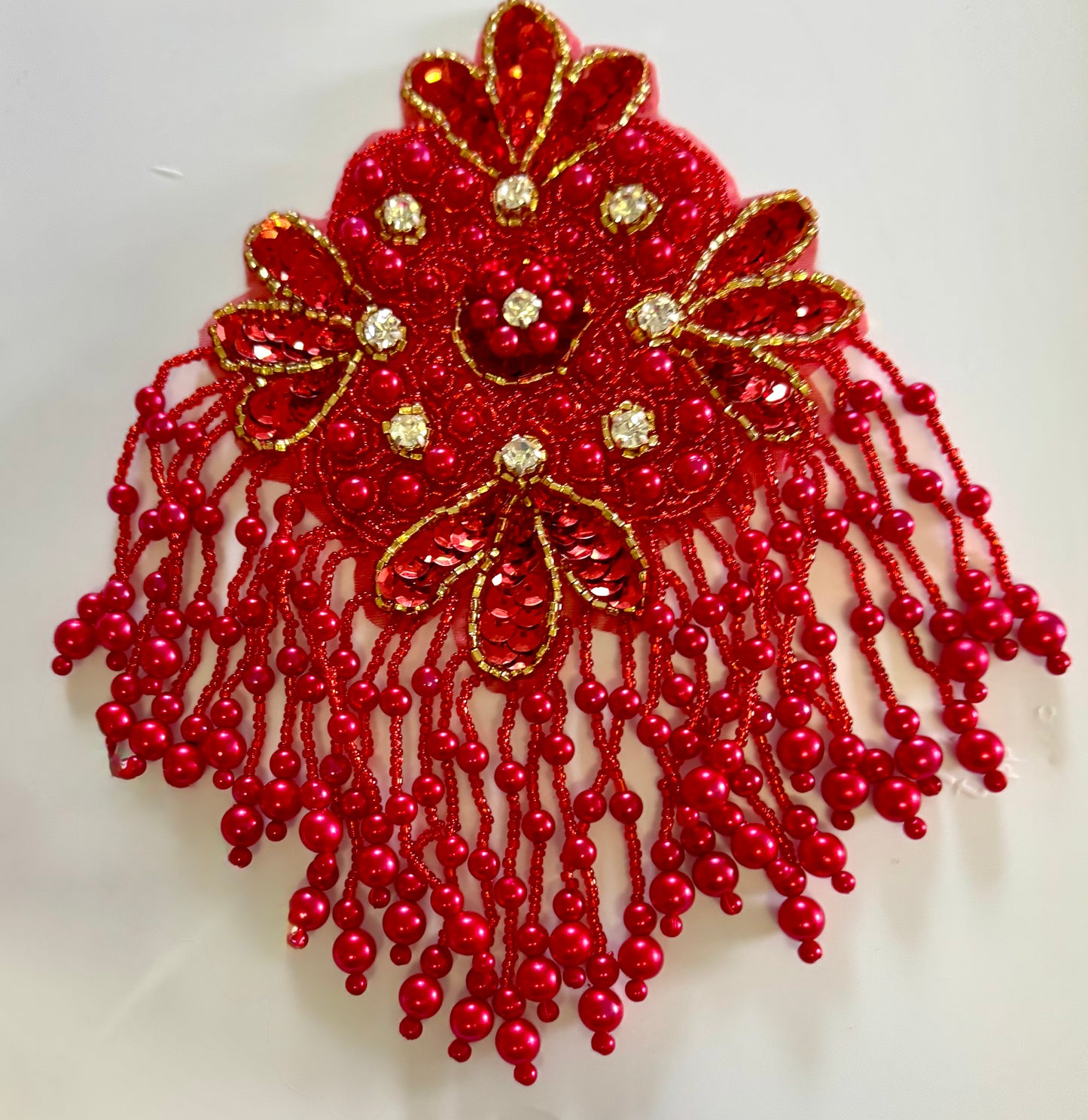 Hombrera - Lentejuelas Rojas Cuentas Fucsia/Oro/Rojo - Pedrería 7.5” x 5”