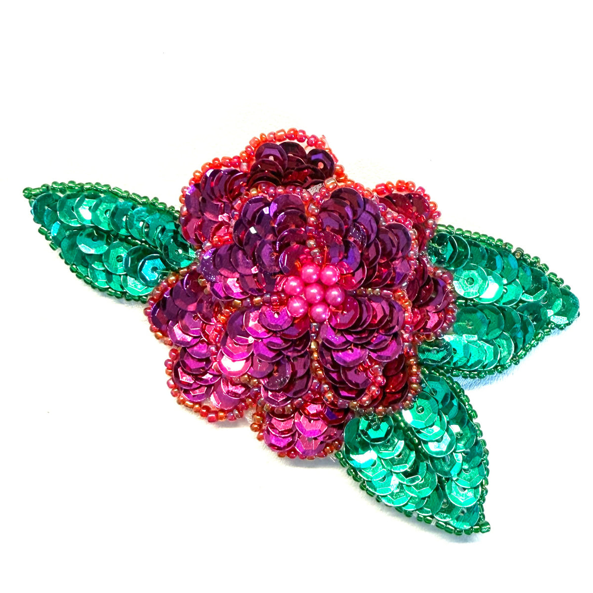 Flor con lentejuelas y cuentas fucsia y verdes 4.25” x 2.5”