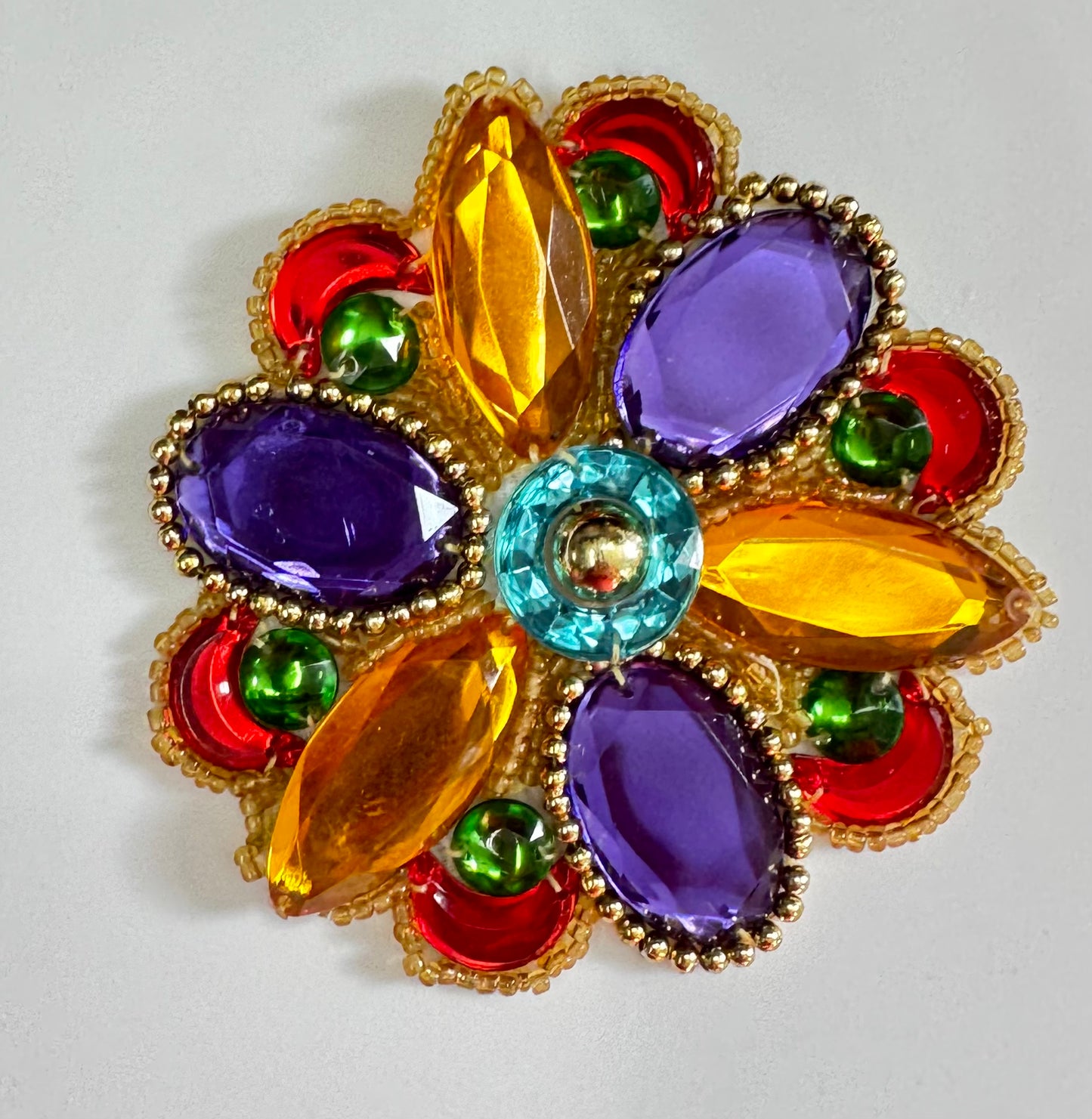 Aplique de cuentas con motivos de diseño con pedrería roja, dorada, morada, verde, turquesa y azul con cuentas doradas de 3.5"