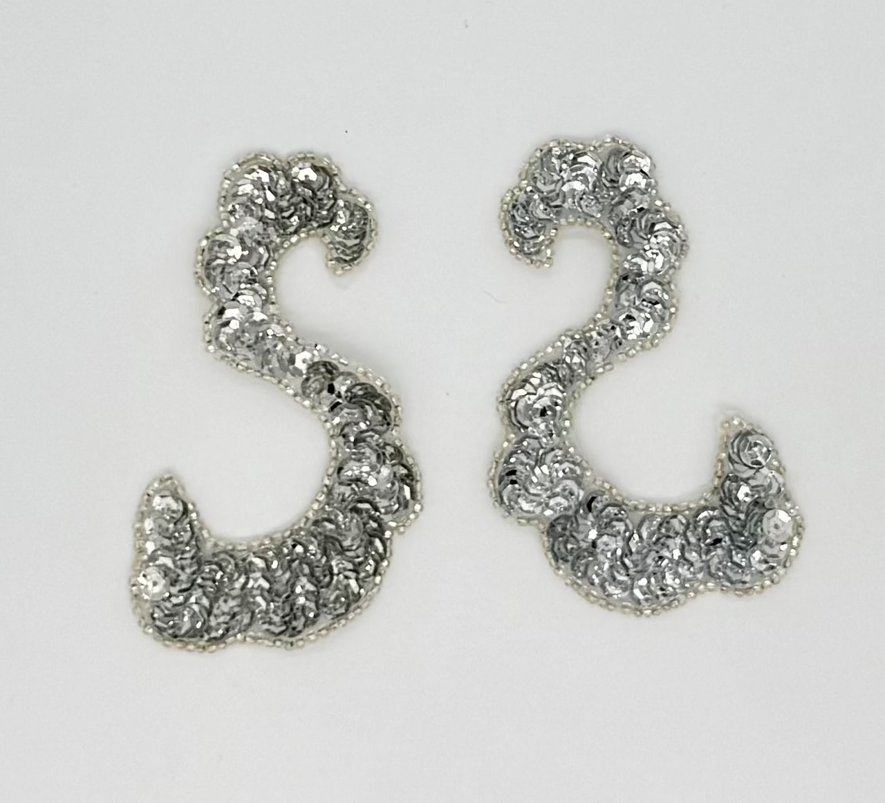 Diseño con motivo en espiral "en forma de S", par o unidad individual, con lentejuelas plateadas y cuentas de 7.6 x 14 cm