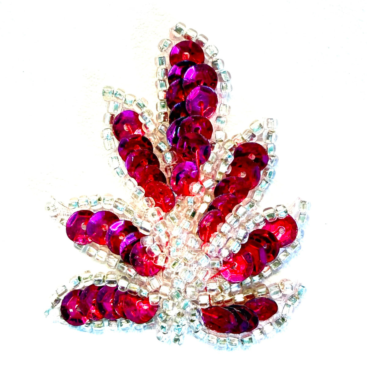 Hoja con lentejuelas fucsia y abalorios. Posibilidad de elegir entre pares o unidad individual de 5 x 3,8 cm.