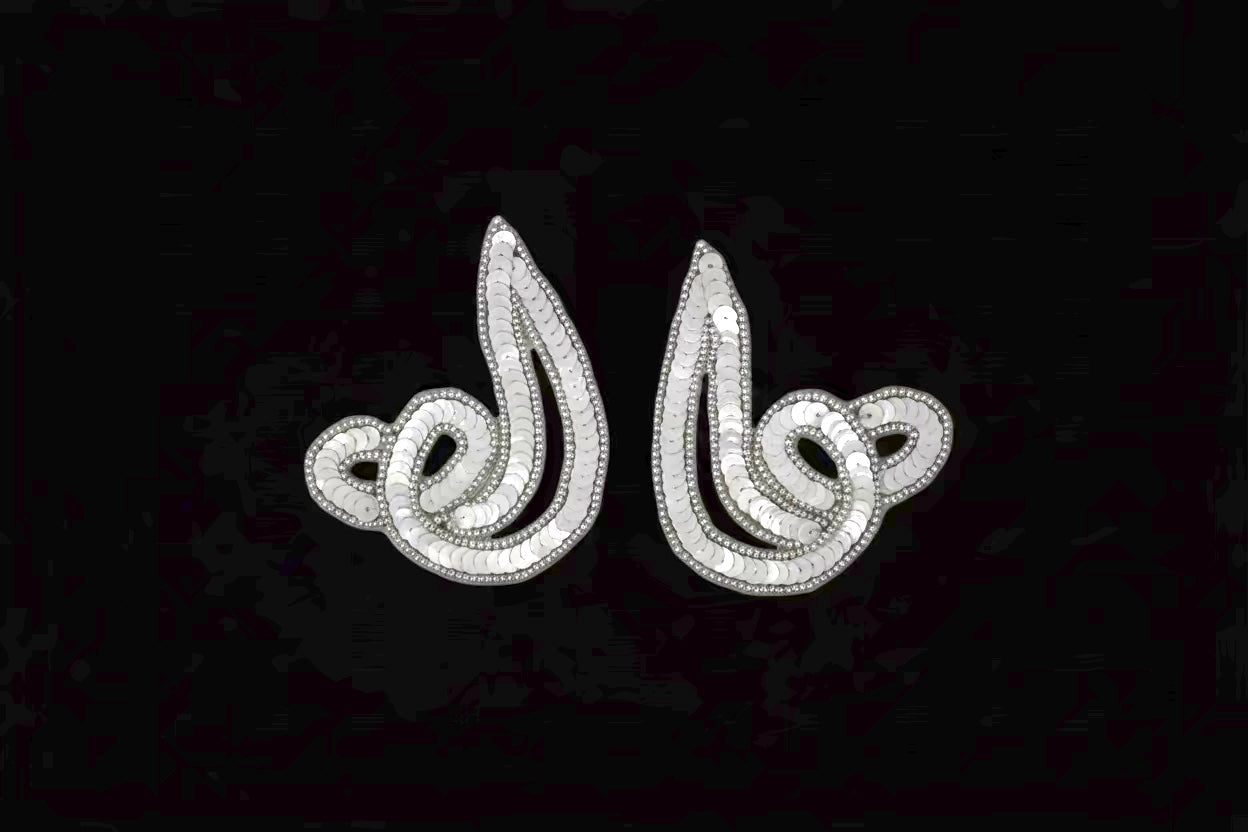 Par de motivos de diseño en espiral con lentejuelas blancas y cuentas blancas de 3.5”x 3”