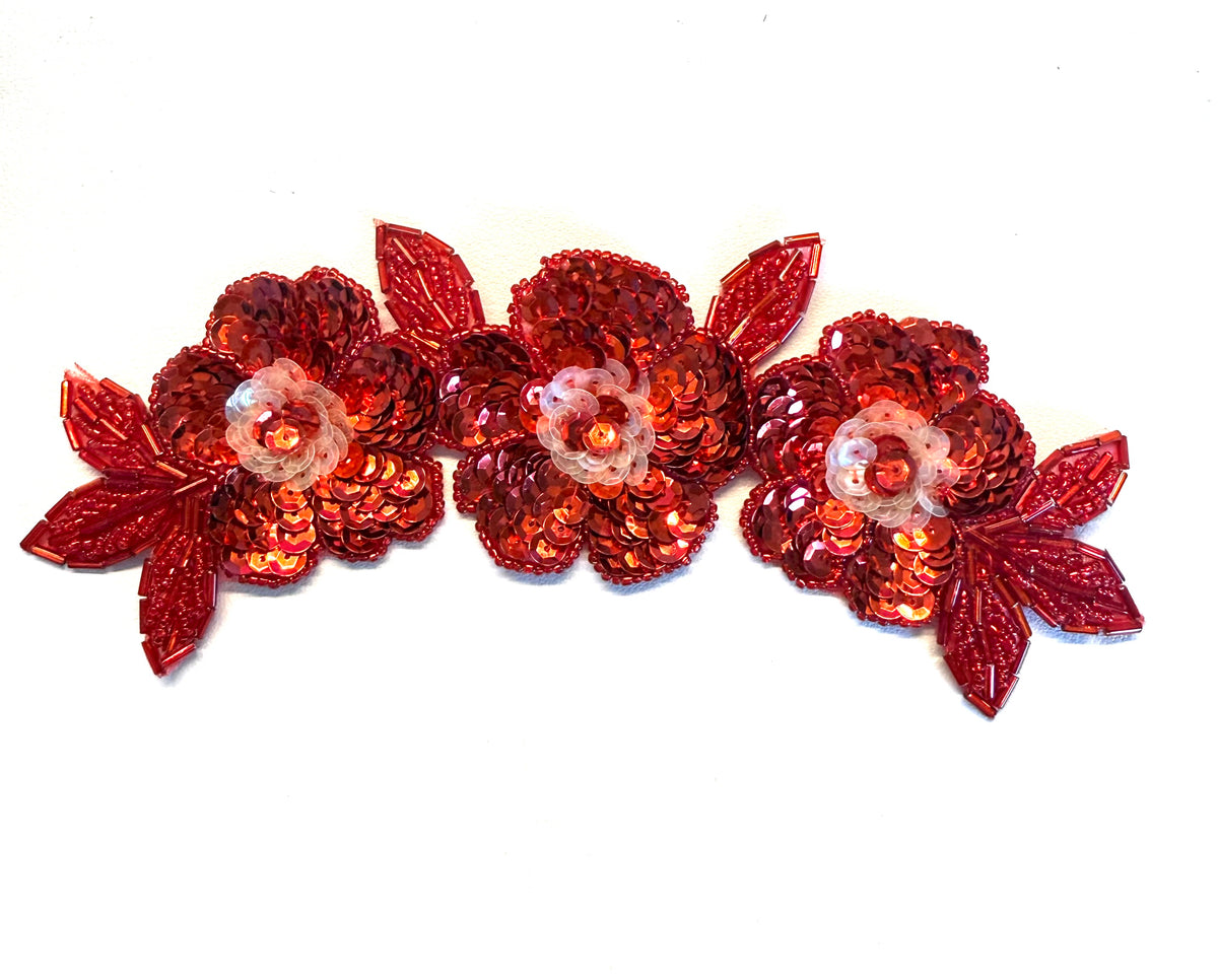 Aplicación artesanal de triple flor con lentejuelas rojas y abalorios de 17.78 cm x 7.62 cm