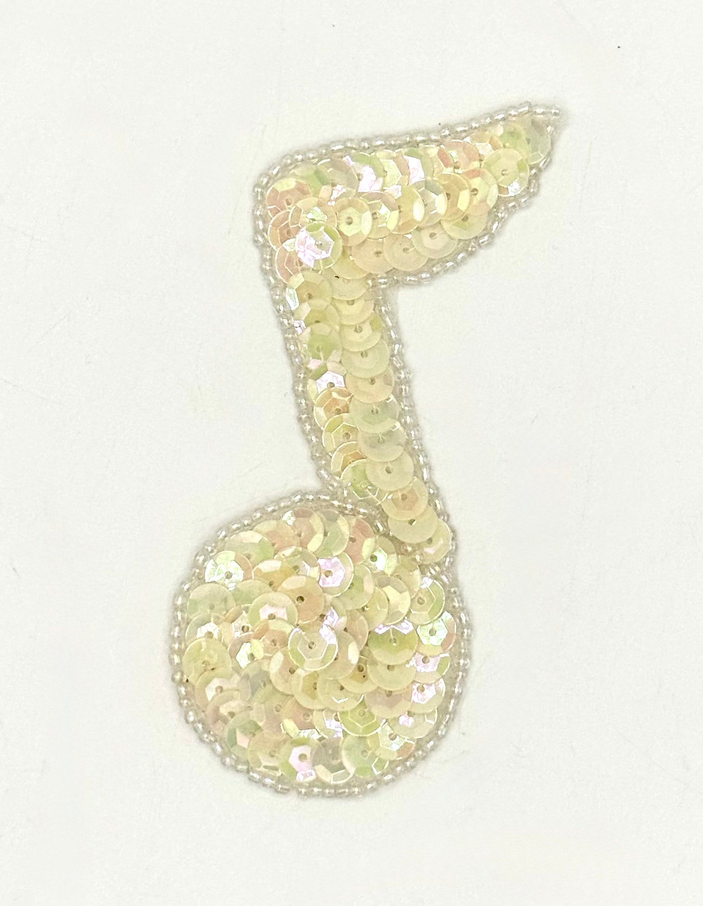 Aplique de una sola nota Lentejuelas iridiscentes blancas y cuentas transparentes 3.5" x 2.5"