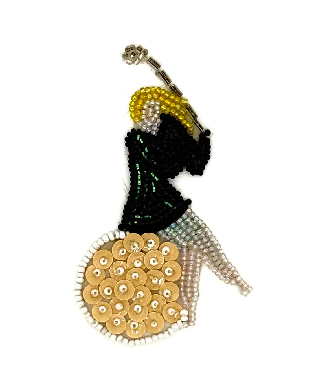 Señora de golf sentada en pelota de golf 3" x 2.25"