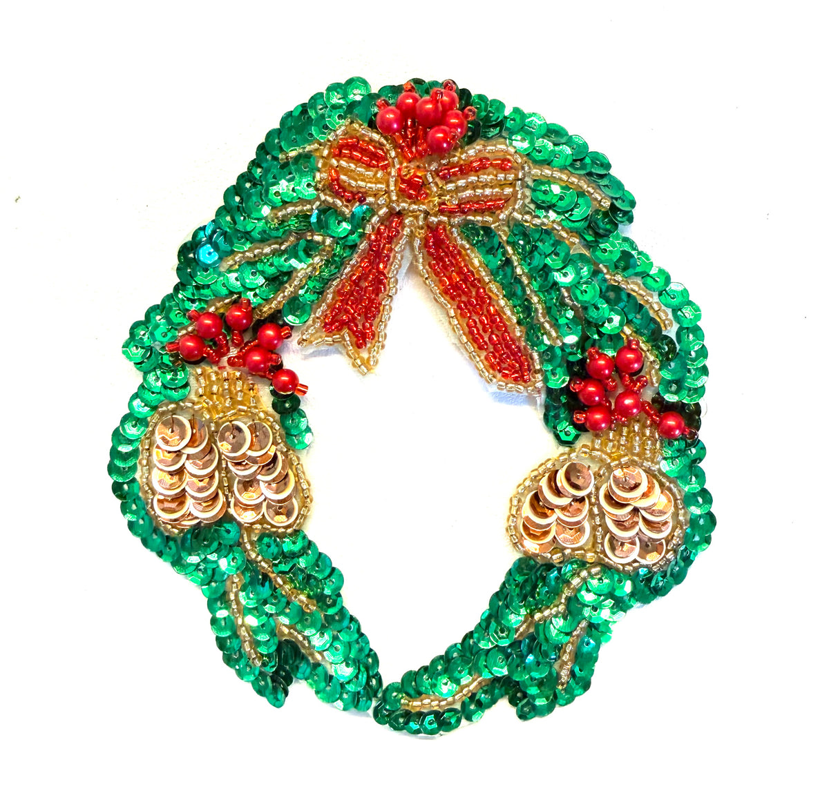 Aplique de corona de Navidad con piñas y lazo 5" X 4.5”