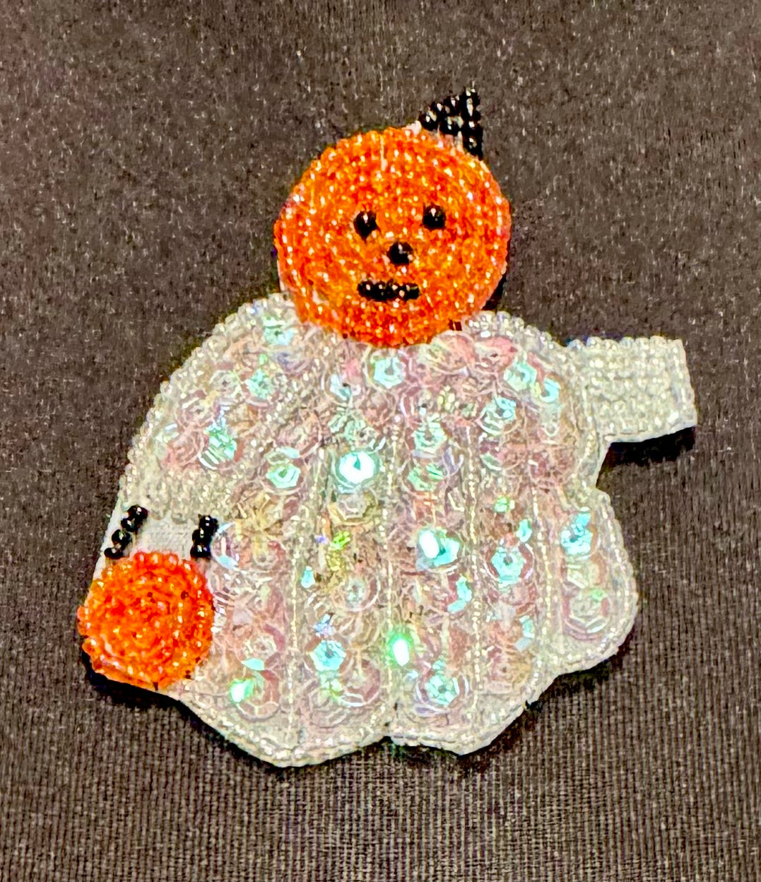 Fantasma con cabeza de calabaza y bolso de calabaza para dulces - Lentejuelas iridiscentes y cuentas iridiscentes, naranjas y negras 7.6 cm x 7.6 cm