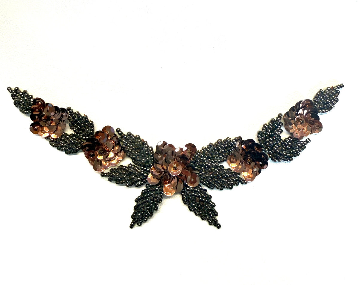 Escote floral con lentejuelas y cuentas de bronce 7” x 2.75”
