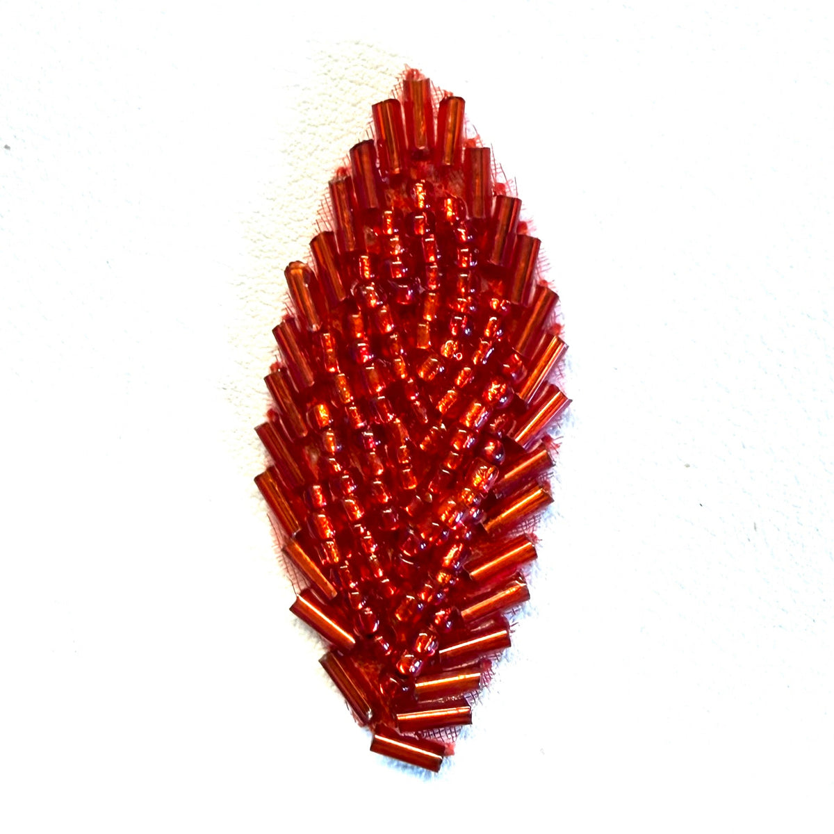 Par de hojas rojas con cuentas 5 cm x 1.9 cm