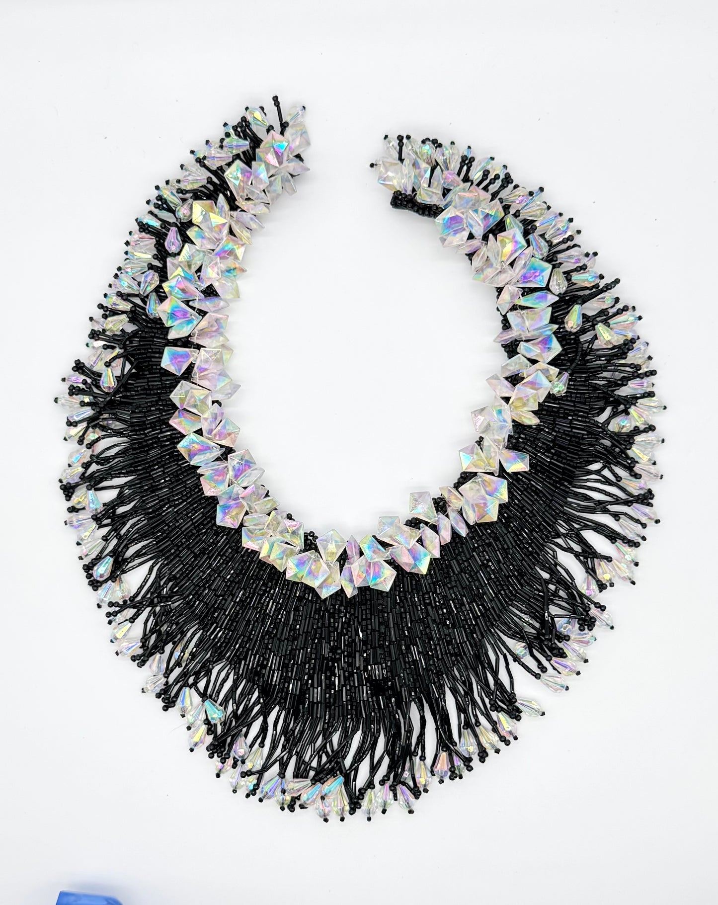Collar con diseño de motivos, cuentas negras e iridiscentes, 10"x12"