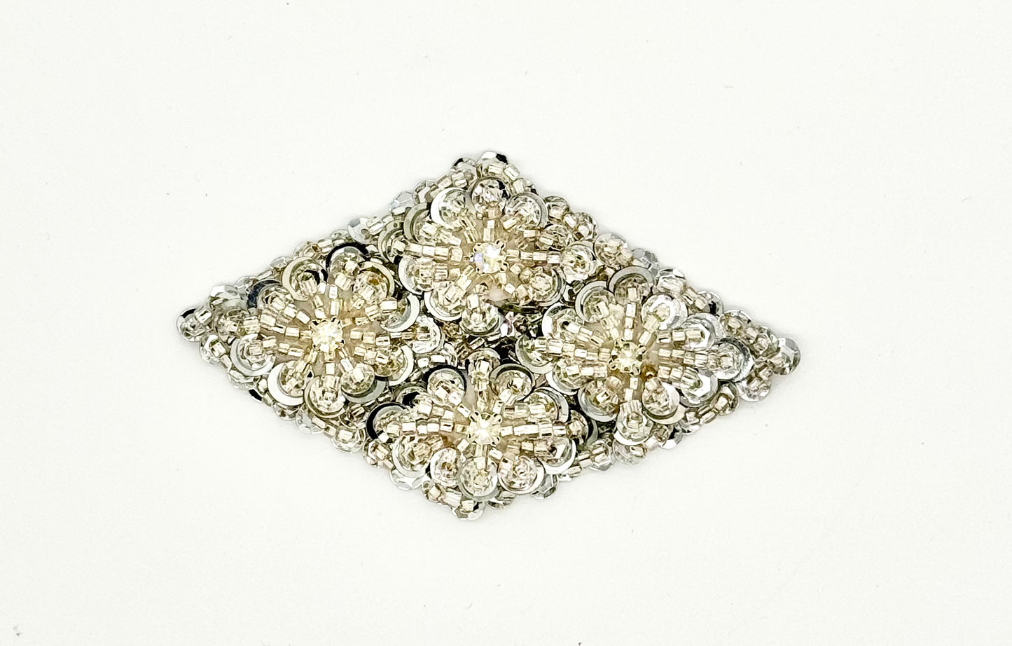 Diamante con motivo de diseñador con cuentas plateadas 4.5" x 3"