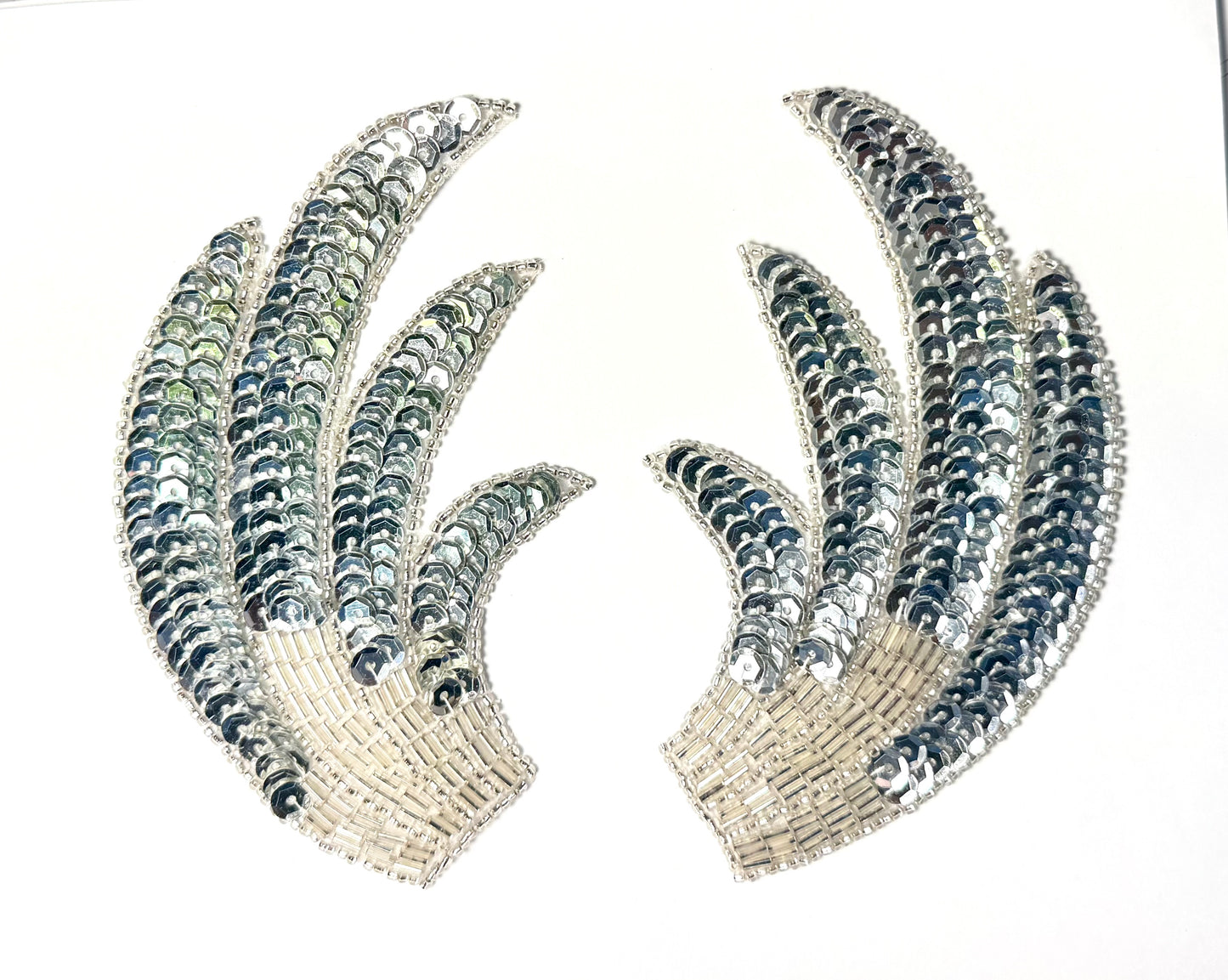 Par de alas con diseño de lentejuelas plateadas y cuentas plateadas 5.25"x 3.25"