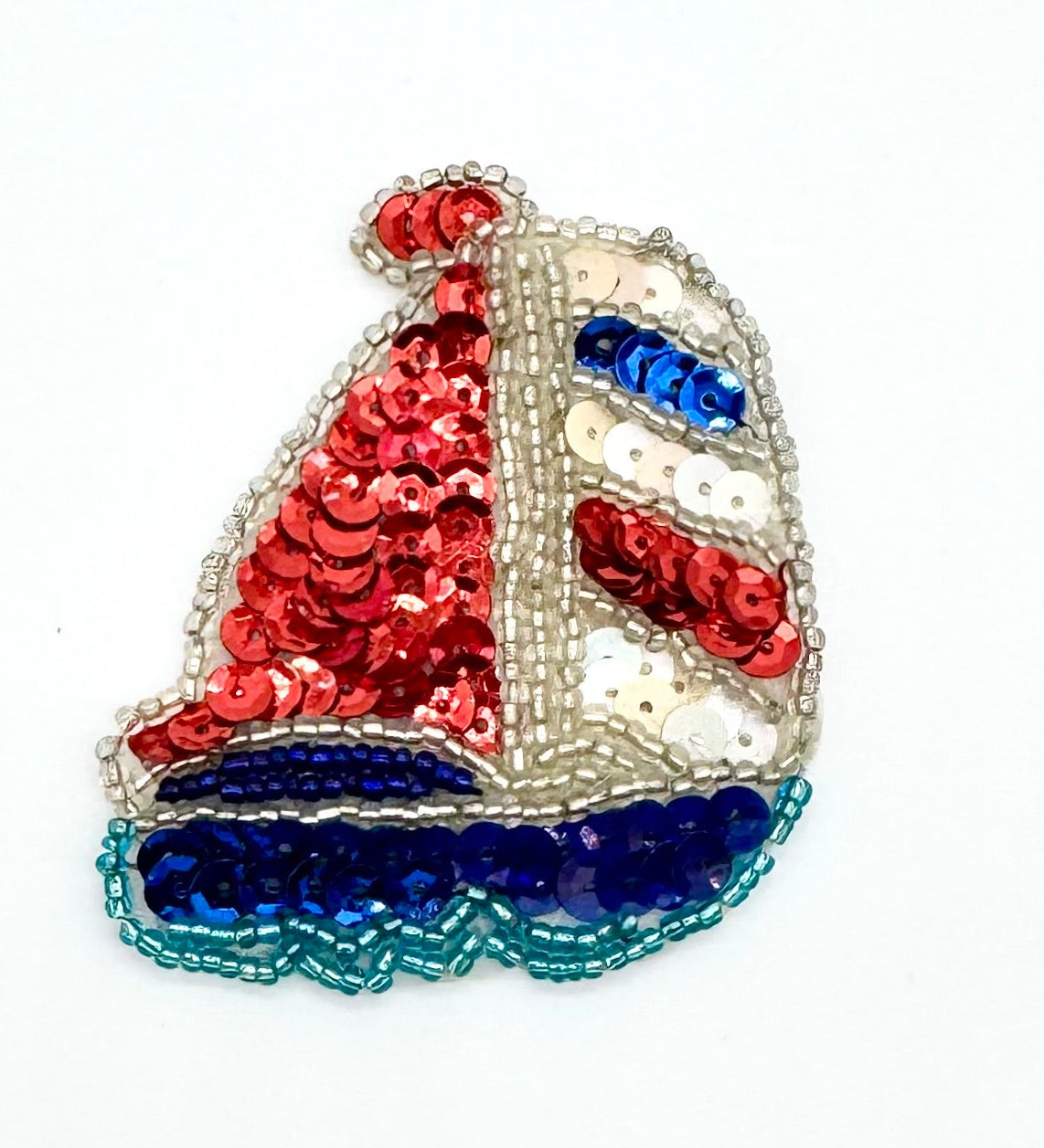 Velero - Lentejuelas Rojas/Blanco Crudo/Azules - Cuentas Azules/Plateadas 2.5" X 2.5"