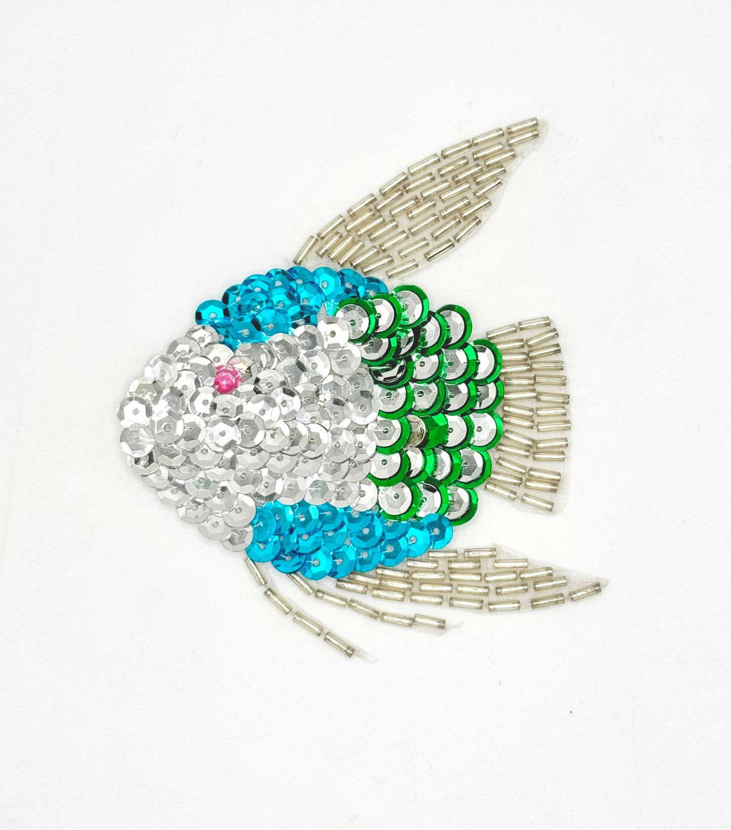 Pez con lentejuelas y abalorios turquesa, plateados y verdes de 10 x 9 cm