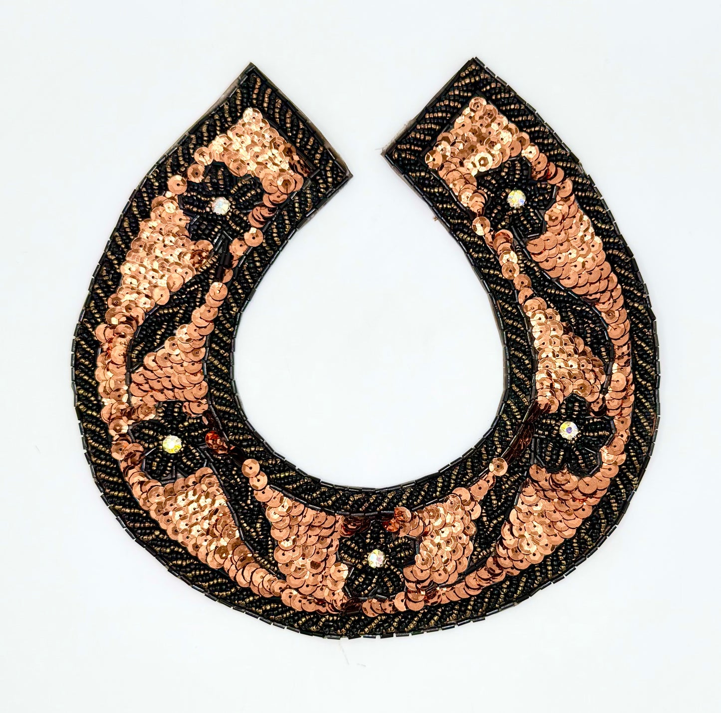 Herradura con lentejuelas de bronce, cuentas doradas y negras y diamantes de imitación AB de 8.25" x 8"
