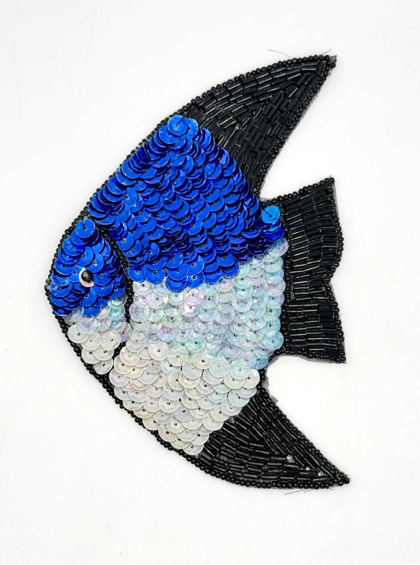 Aplique de Pez con Lentejuelas Azules, Transparentes Iridiscentes y Beige Iridiscentes y Cuentas Negras, 5.5" x 4"
