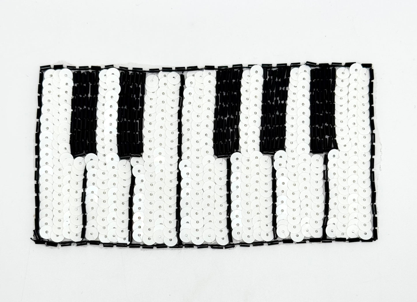 Teclas de piano hechas a mano: por yarda de 3" de ancho o secciones individuales de 6.25" x 3" - Lentejuelas y cuentas en blanco y negro