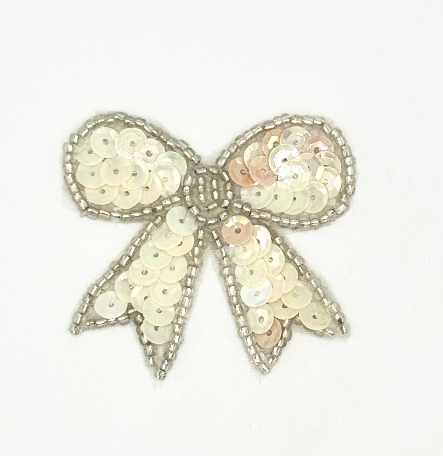 Lazo con lentejuelas beige y cuentas plateadas 2" x 1.75"
