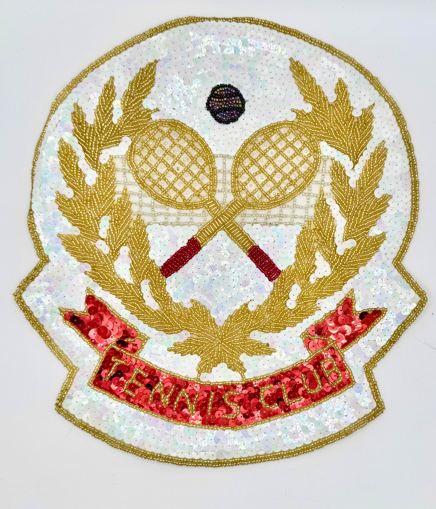 Escudo de Lentejuelas Club de Tenis con Lentejuelas Blancas y Cuentas Doradas 28 cm x 25 cm