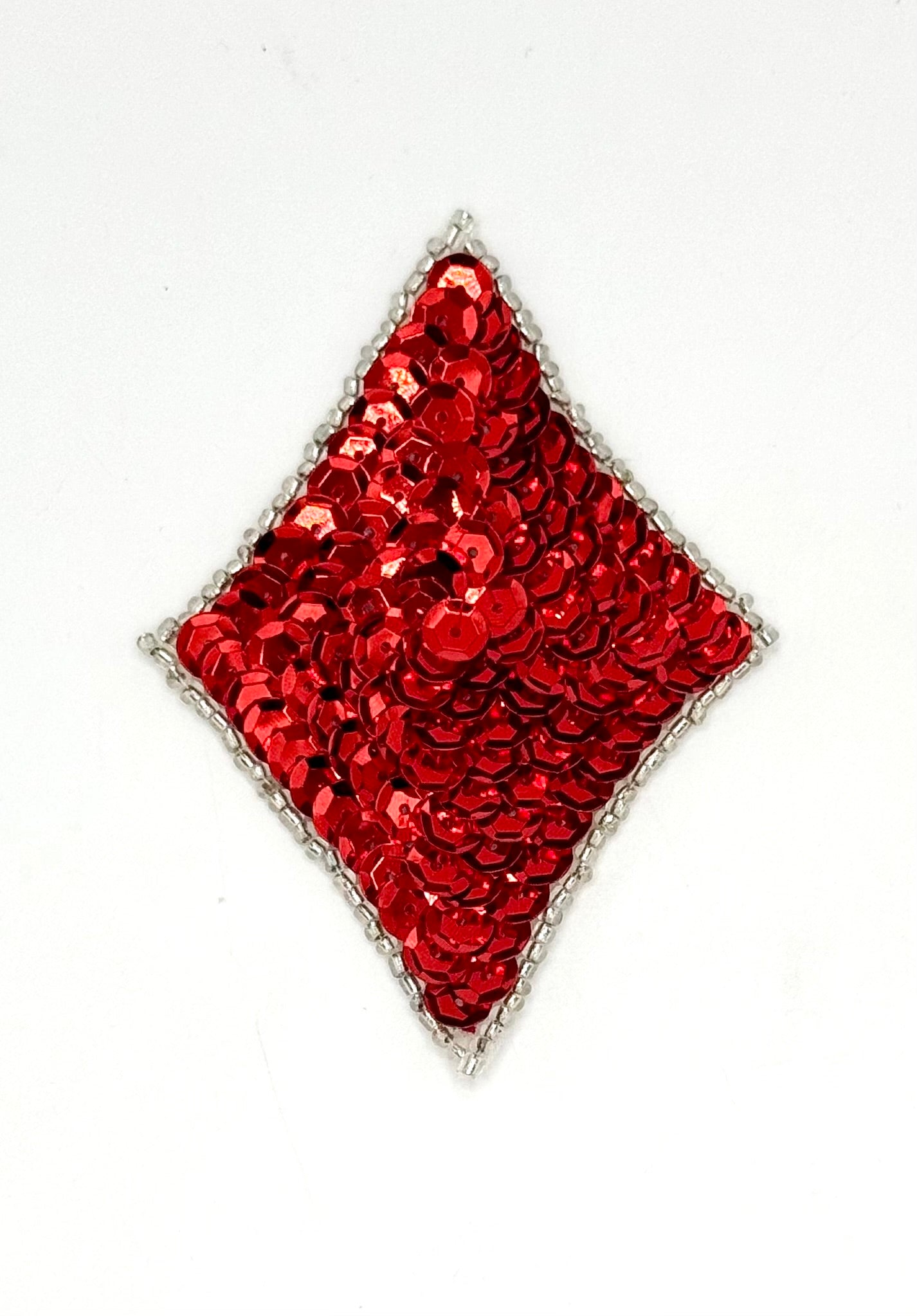 Diamante con lentejuelas rojas y cuentas plateadas 3.25" x 2.25"