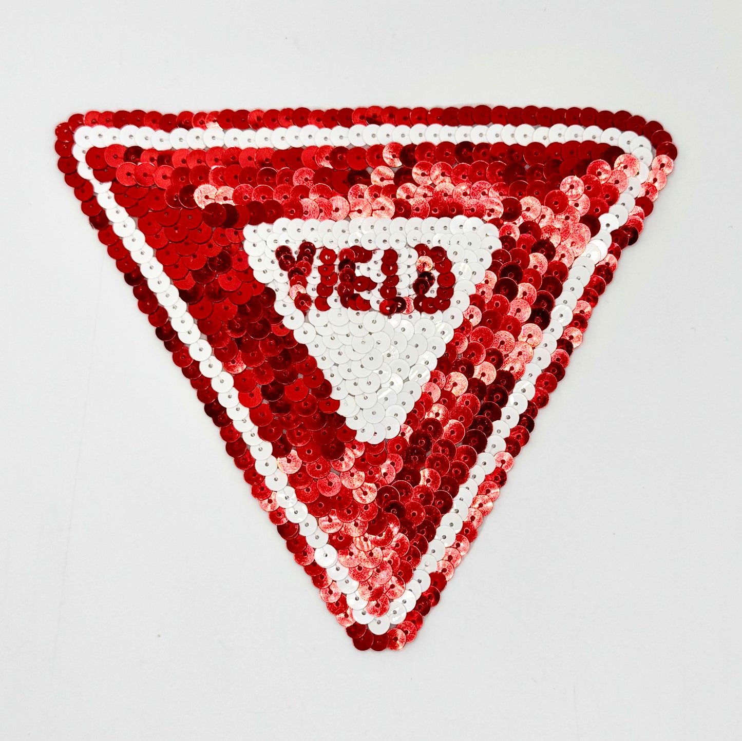Señal de Ceda el Paso con Lentejuelas Rojas y Blancas 5.75" x 5"