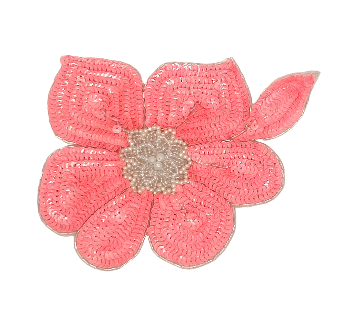 Flor rosa de lentejuelas y cuentas blancas con perlas centrales 7" x 5.75"