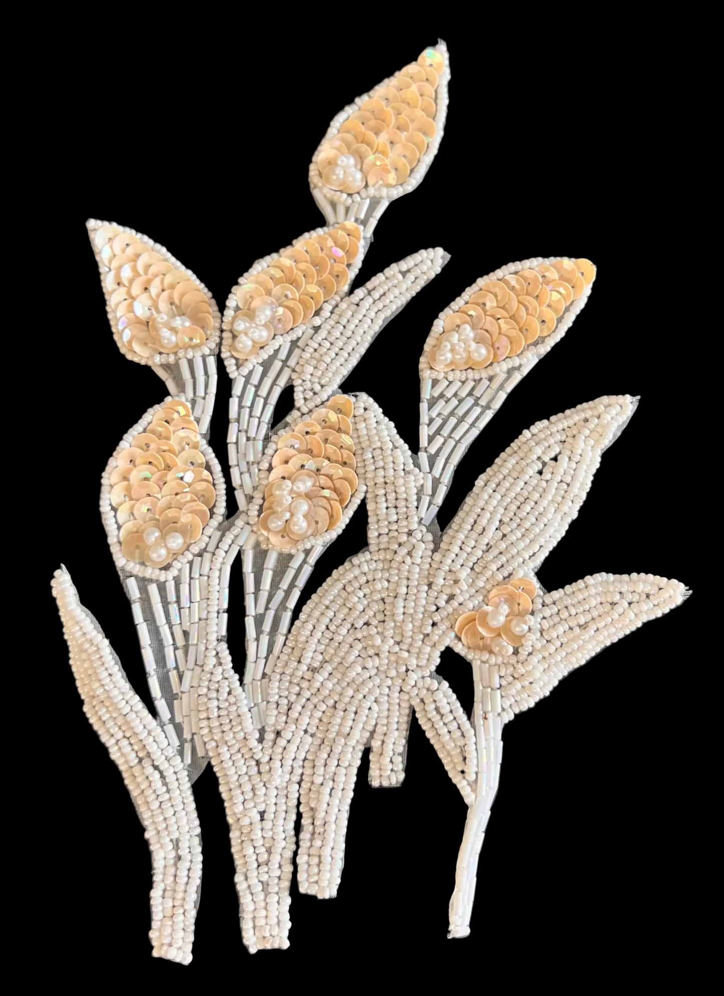 Flor de Cala con lentejuelas y abalorios beige y blancos de 6.5" x 8.5"