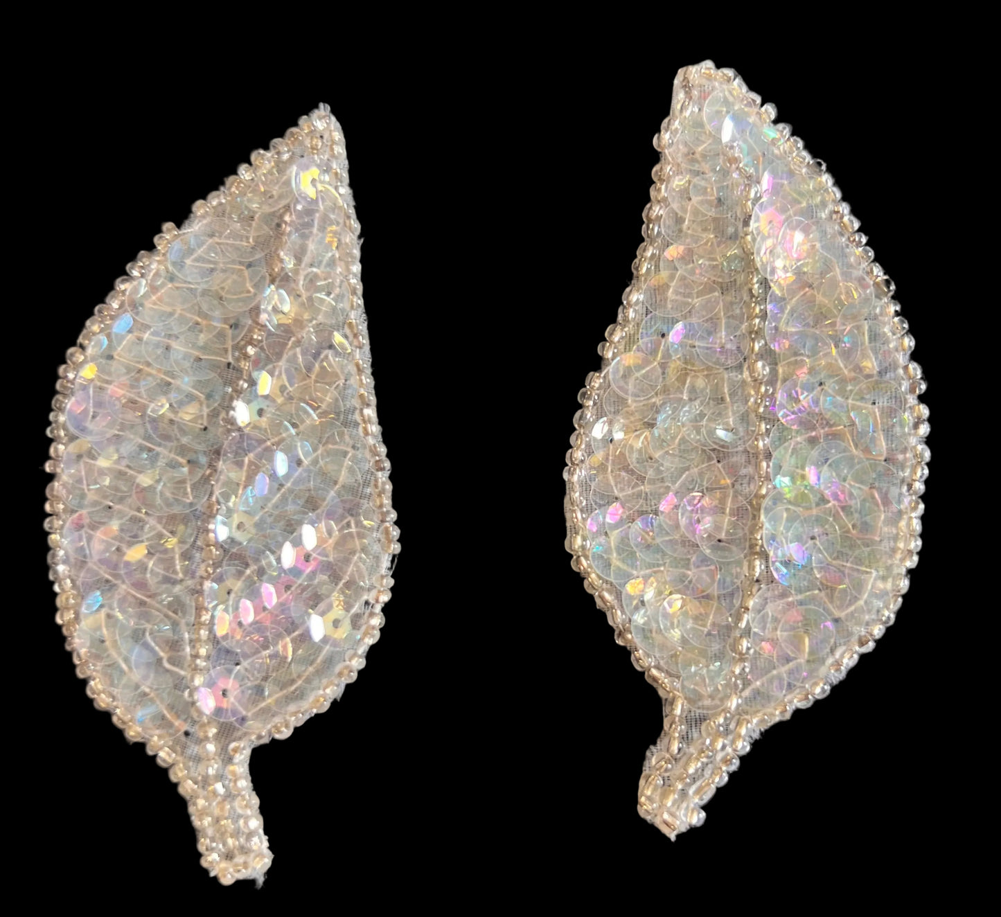 Par de hojas con lentejuelas blancas iridiscentes, abalorios plateados de 3.5" x 2"