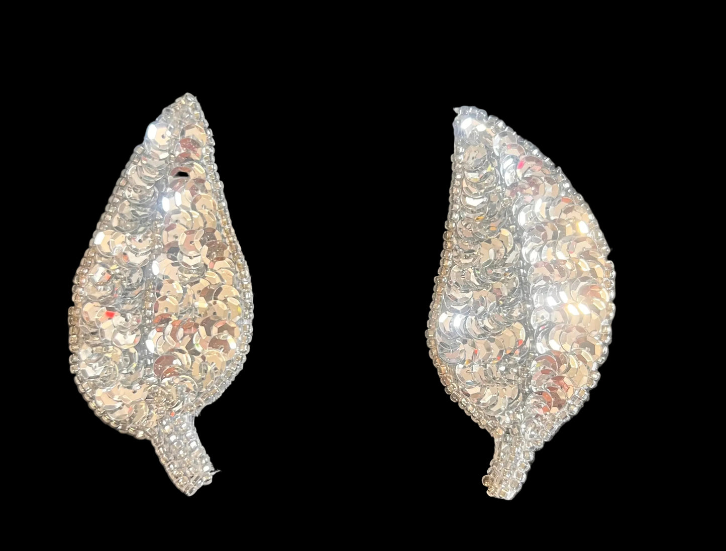 Par de hojas, lentejuelas plateadas, cuentas plateadas 3.5" x 2"