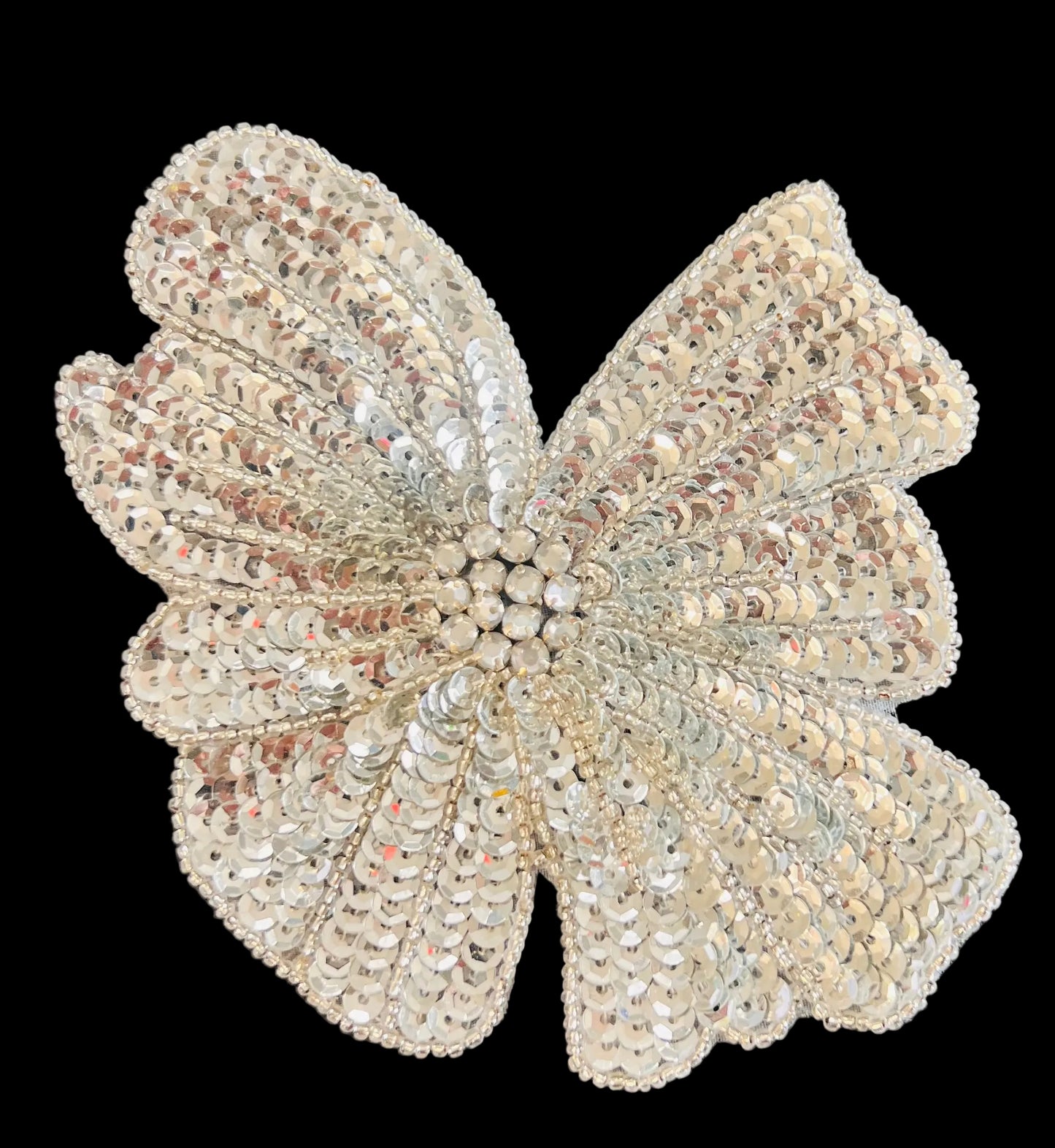 Aplicación de flor con lentejuelas plateadas, cuentas y diamantes de imitación 4.75" x 5.5"