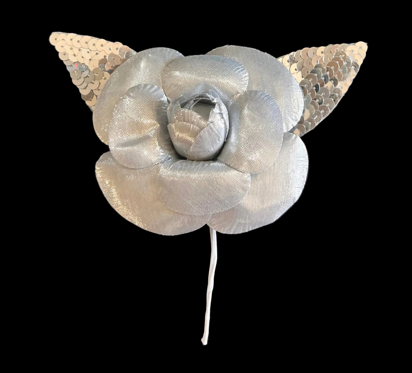 Flor con lentejuelas de satén plateadas en relieve y metálico plateado de 5" x 5"