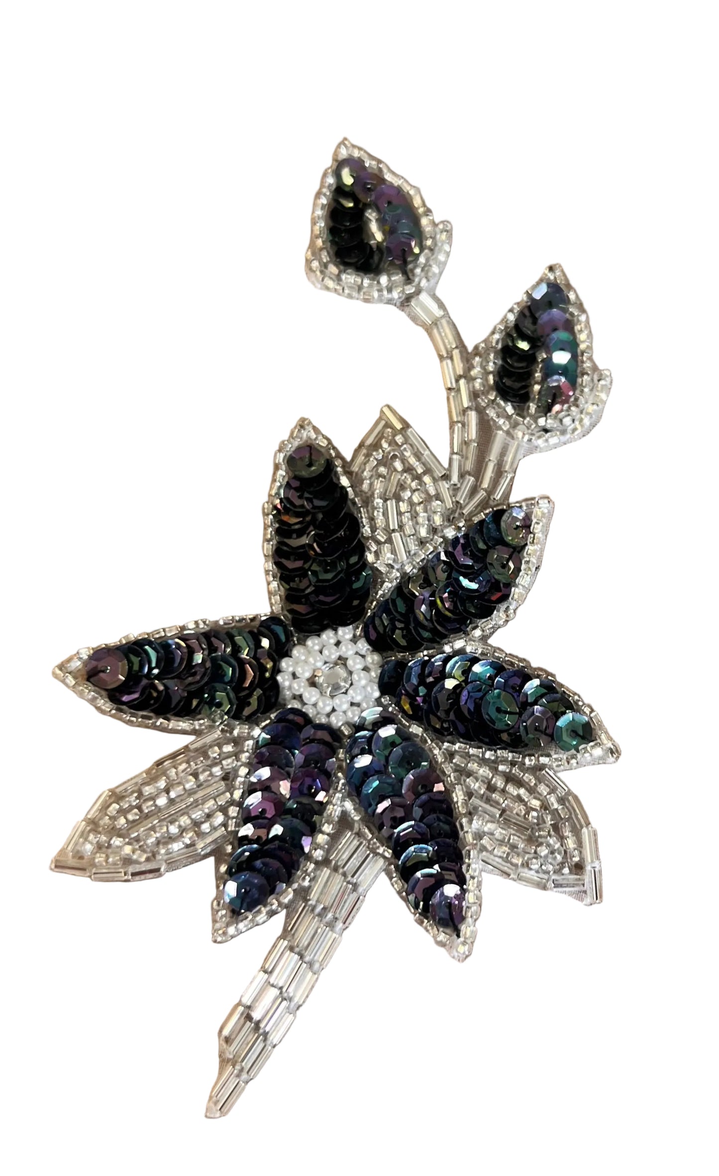 Flor con Lentejuelas de Luz de Luna y Cuentas Plateadas con Centro de Perla y Estrás de 15 x 7,5 cm