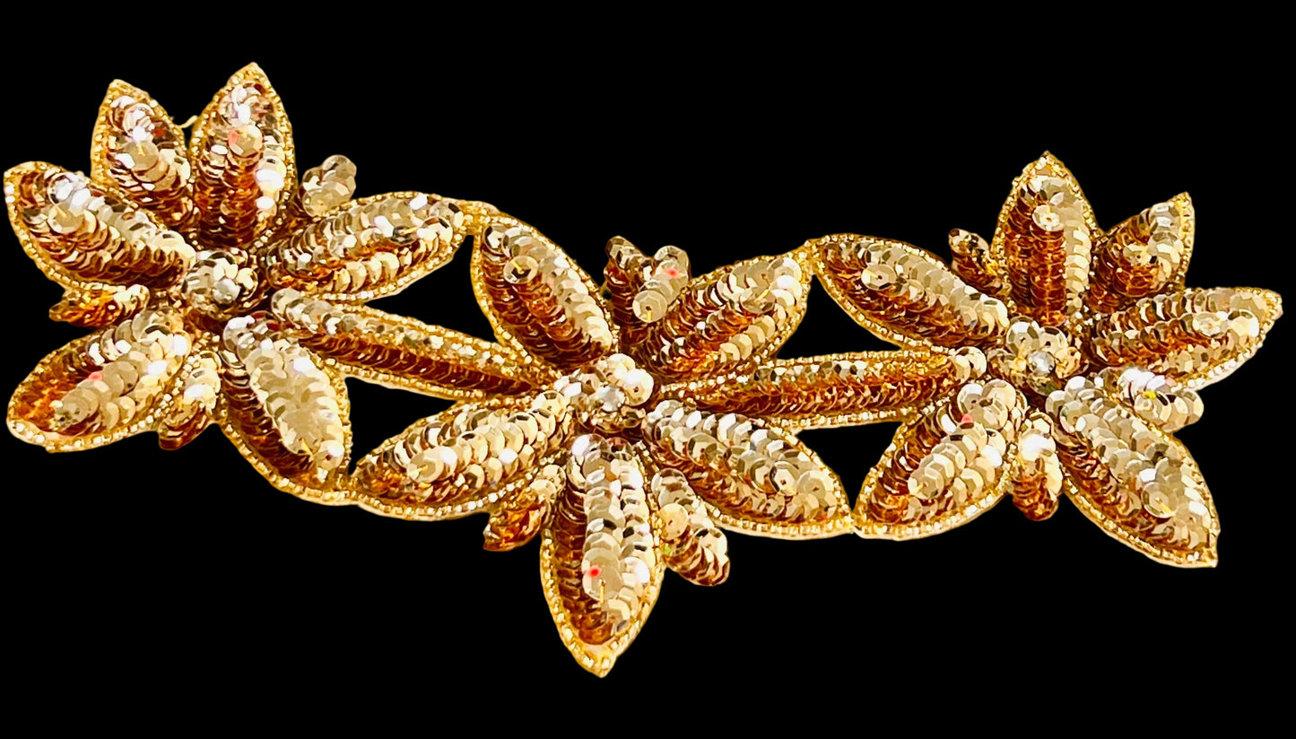 Flor Triple con Lentejuelas Doradas y Diamantes de Imitación AB 9.5" x 4"
